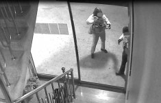 '인천 흉기난동' CCTV…칼부림 비명에 뛰어올라간 남편, 경찰은 테이저건 들고 '머뭇'