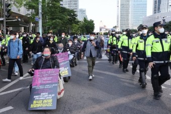 “尹, 장애인권리예산 1원도 반영안해”…전장연, 출근길 도로 점거
