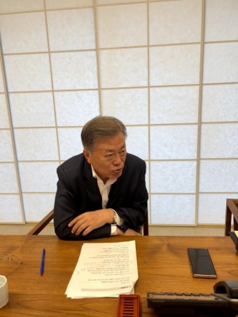 文 전 대통령, 바이든에 ‘철조망’ 녹여만든 십자가 선물