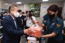 도넛 들고 일선지구대 찾은 이상민, 경찰 장악은 과장