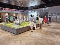 “직접 봐야 감이 오지”...거리두기 해제에 모델하우스 ‘북적북적’