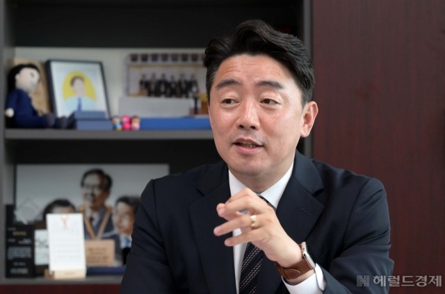이 재명 대통령, 새 정부 인선 발표: 비서실장에 강훈식 의원 임명