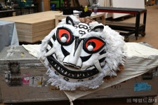 85㎏ 나귀부터 ‘국립극장의 라이거’ 호랑이탈까지…‘무대의 역사’