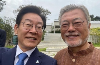 “우리는 모두 친문”…이재명, 文 전 대통령과 셀카 공개
