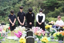 거리두기 없는 추석...인천가족공원 오전에만 성묘객 7만 명