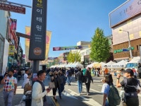 [영상] 발 디딜 틈 없는 이태원역 4번 출구…“태어나서 이런 축제 처음이에요”[이태원 지구촌 축제]