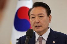 尹대통령 “과거 탄소감축 목표, 과학적 근거 없어…어쨌든 이행”
