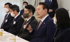 尹대통령 “과거 탄소감축 목표, 과학적 근거 없어…어쨌든 이행”