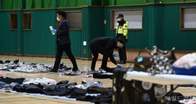 [헤럴드pic] 유실물 정리하는 경찰