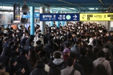 ‘총파업’에 서울 지하철 ‘퇴근길 대란’…“개찰구 밖 계단까지 긴 줄”