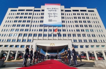 대통령실 “수석 등 참모진에 훈포장 수여 않기로 최종 결정”
