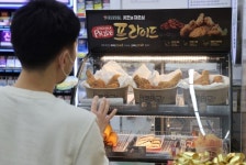 문방구 대신 ‘편의점’ 찾는 초등학생…미래 ‘큰손’ 잡아라