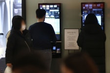 키오스크·스마트폰 세상…“디지털 격차로 노인 자기결정권 박탈”