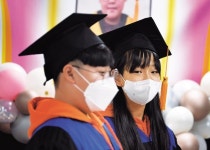 단 두명의 졸업식...2년간은 이마저도 없다 [70th 창사기획-리버스 코리아 0.8의 경고]