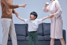 맞벌이 가사분담 어떻게?… 男 덜 버는 사람이 더, 여자는?