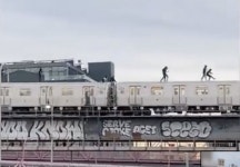 [영상] 달리는 지하철 위 ‘풀쩍’ 서핑…목숨 건 ‘좋아요’에 NYT “제 정신 아닌 행동”