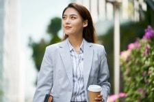 “입사 보름된 신입, 한 손에 커피 들고 출근…안 좋아 보이면 꼰대예요?”