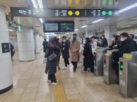 실내 마스크 해제 한 달…여전히 “마스크는 일상”