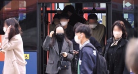 “출근길 답답했는데 환영” vs “지옥철 감염, 불안”