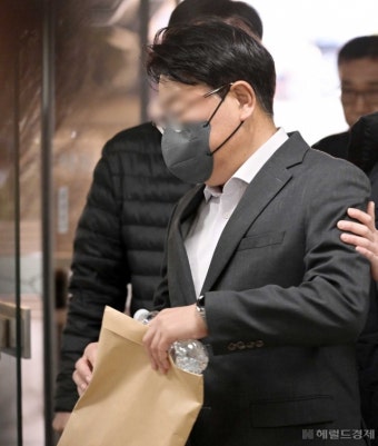 [헤럴드pic] 서울중앙지법으로 들어가는 ‘백현동 로비' 김인섭 측근 김 모씨