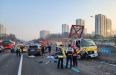 고속도로 사인카 들이받은 SUV…처참히 부서져·3명 사망