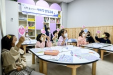 ‘황혼육아’ 경험한 회장님 “어린이집 세우면 어떨까”…난임치료비에 난자 냉동비용까지 지원[저출산 0.7의 경고]