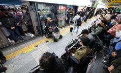 전장연, 오전 8시부터 삼각지역서 ‘장애인의 날’ 지하철 시위…출근길 혼잡 우려