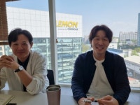 “자동차를 파는 무인 자판기가 있다고?” 이 통유리 건물의 놀라운 정체