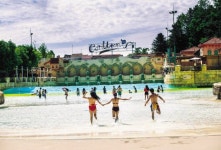 물놀이 계절이 돌아왔다...캐리비안 베이 야외 파도풀 철썩