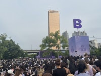 “RM과 같은 공기를 마시고 있다”…RM 뜨자 여의도가 들썩 [BTS페스타]