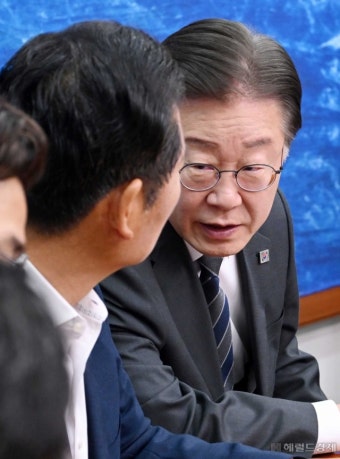 대선 D-10, 이재명 vs 김문수: 프레임 전쟁 치열해져 한국 대선의 전략적 갈등 계속