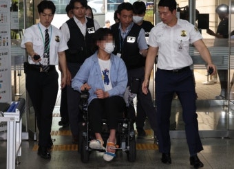 시위 중 경찰 깨문 전장연 활동가 구속영장 기각