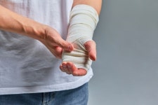 손목 다쳤다 보상하라…CCTV 확인해보니 전봇대에 자기손을 쾅