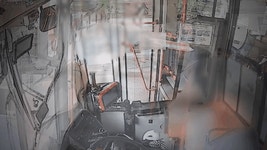 [영상] “문 안 열면 너도 못 가” 버스 앞 가로막은 여성, 결국엔…