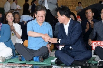 [헤럴드pic] 악수하는 이재명 더불어민주당 대표와 박광온  원내대표
