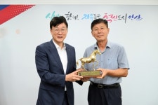 안산 대부도 상인, 이민근 시장에 감사패 수여…“상권 활성화 앞장”