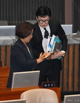[헤럴드pic] 대화하는 한동훈 법무부 장관과 이은주 정의당 의원