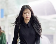 블랙 제니 핑크 빼고 파리로 출국..내년 봄 패션 알리러
