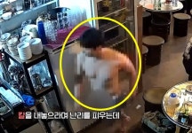 [영상] 알몸 문신男 “칼 내놔” 난리치다…경찰 테이저건 발포에 ‘털썩’
