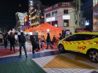 [르포] “빨리 길 건너세요” 홍대 집중 핼러윈 인파…경찰은 골목·도로마다 안전사고 경계