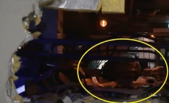 강남서 테슬라 급발진?…주차장 뚫고 술집 내부 돌진, 3명 병원행