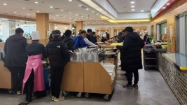 “도서관에 ‘밥’ 먹으러 가요”…치솟는 외식비에 직장인들, 관공서 구내식당으로