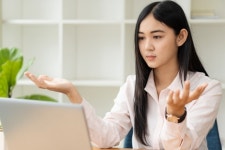 “은행 찾는 고객도 늙어간다” 4대 은행, MZ 고객 비중 5년 새 뚝↓[머니뭐니]