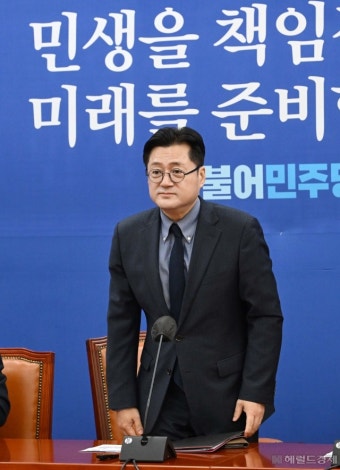 [헤럴드pic] 회의에 참석하는 홍익표 더불어민주당 원내대표