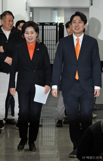 [헤럴드pic] 소통관으로 들어가는 양향자 한국의희망 대표와 이준석 개혁신당 대표