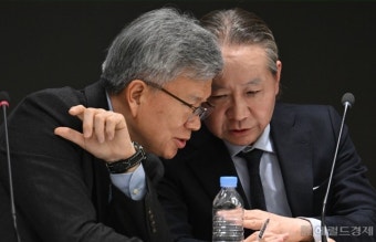 [헤럴드pic] 대화 나누는 김택우 의협 비대위원장·주수호 전 의협회장