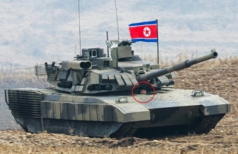 김정은, 탱크 직접 몰더니 파안대소…“전쟁준비 마음 푹 놔”