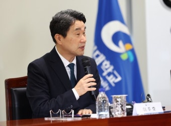 이주호, 의대 교수들에 “의료인 존엄성 지켜달라”