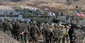 [헤럴드pic] 부교 구축하는 한미 장병들