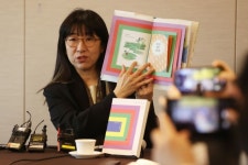 북적북적그림책놀이미술교습소 | 작가 이수지 “그림책은 아이 아닌 모두의 책…책의 즐거움 알리는 게 어른의 몫”[북적book적]
